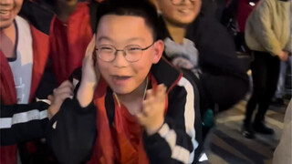 邻居小妹妹来接哥哥放学了啦，还有比这更青春的事儿嘛～