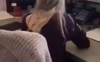 一男子每天向女同事打招呼