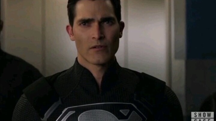 Superman vs. Blackened Superman ถูกทุบตีจนโต้กลับไม่ได้