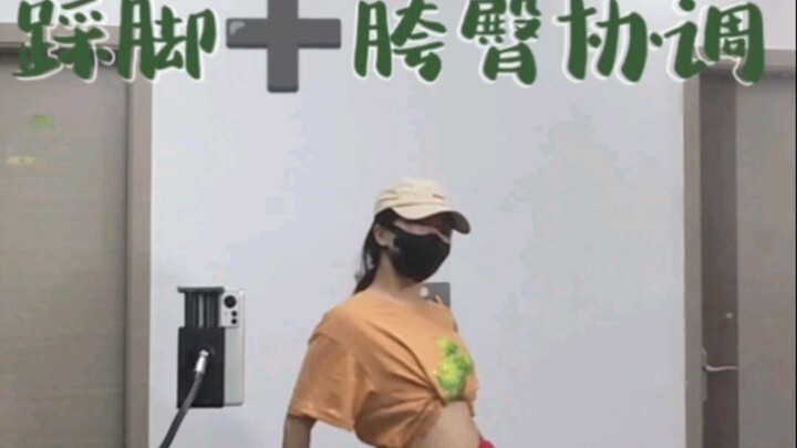 Langkah kaki + gerakan panggul dan pinggul yang dasar jadi satu gerakan baru—cara latihan koordinasi