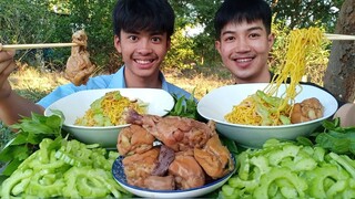 ก๋วยเตี๋ยวน่องไก่มะระ น่องใหญ่ๆนุ่มเปื่อยมากๆ