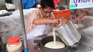 80 Years Old Grandpa Sells Legendary Honeycomb Pancake - Thai Street Food