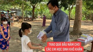 150 phần quà tặng các em học sinh khó Khăn đầu năm học mới.