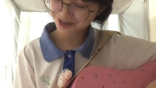 The two of us playing and singing guitar～