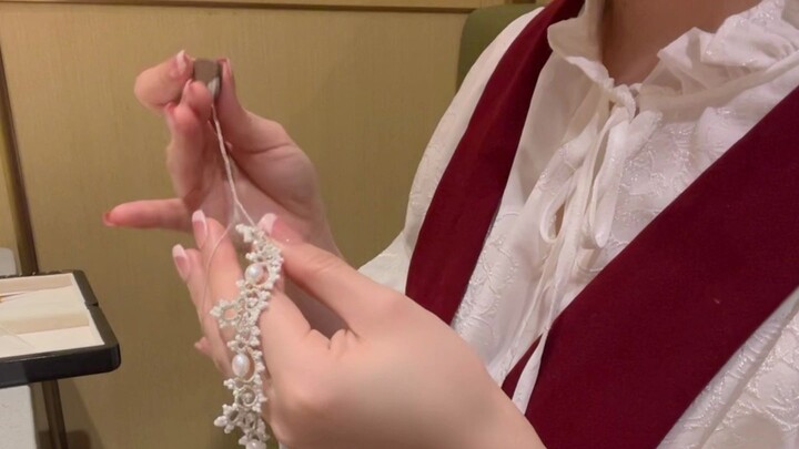 กำลังทำของแฮนด์เมดที่ร้านไฮต๋าเหลา แล้วถูกสาวน้อยเข้ามาชวนคุย