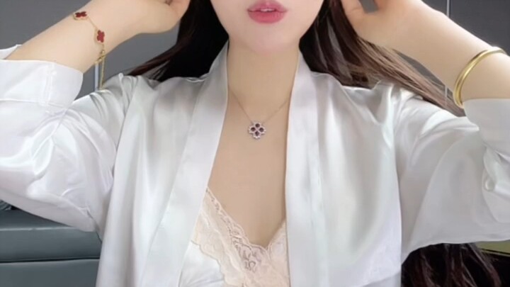 Mẹ Thần Thần đã có chồng, có con, đã ly hôn (mặc đồ ngủ và tất trắng) nhảy tại quán bi-a