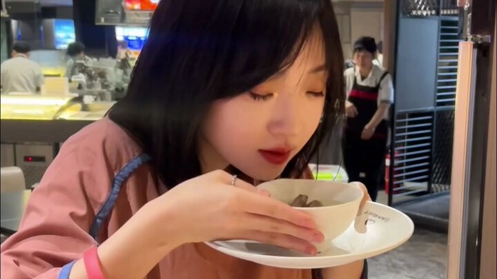 这里有可以看脚的空间啊！欧一西是日语呀 我是韩国人！注意一下！