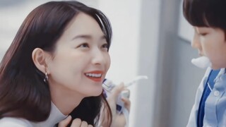 Thì ra là anh ấy đã yêu cô ấy khi họ ở bãi biển. Anh ấy cảm động trước lòng tốt và nụ cười ngây thơ 