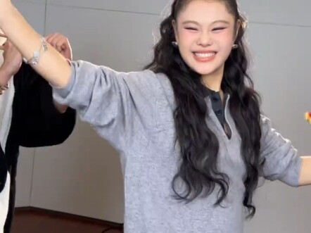 نجمة الشمال الشرقي الصاعدة يوان ياوي تشارك مع النخبة الراقية في رقصة يانغ غه التقليدية!