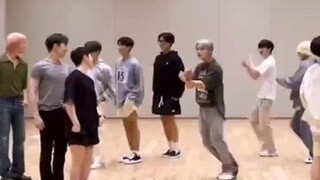 【SEVENTEEN】دينو: الإخوة كثيرون جدًا، حتى على المسرح لا أستطيع أن أتكاسل هههه، لكن تسانرنا أيضًا نوع 