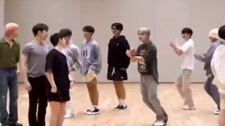 【SEVENTEEN】Dino: There are just too many hyungs—there’s hardly any room for me to slack off on stage