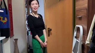 تسجيل ملابس العمل اليومية للأم