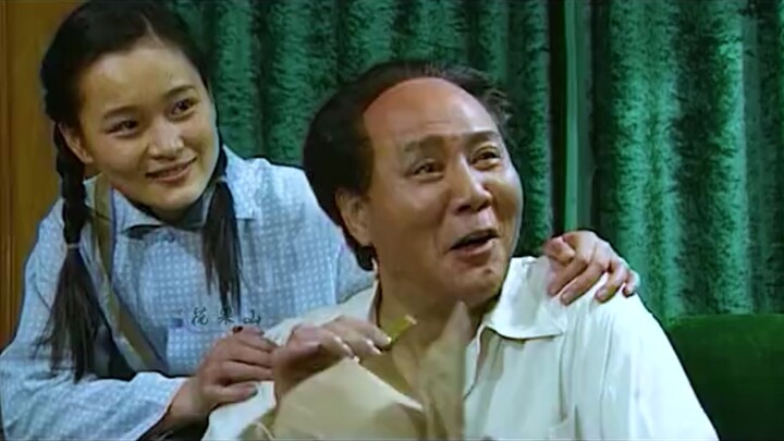 Chairman Mao was enjoying his hometown snacks when his secretary snatched them away!