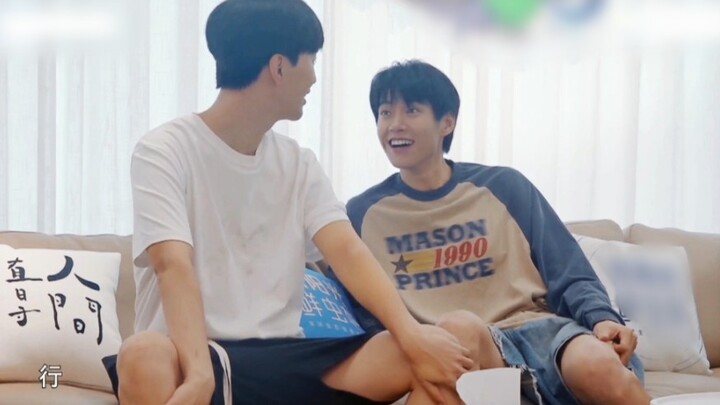 Kak, kamu cantik banget tanpa riasan, boleh aku sentuh?