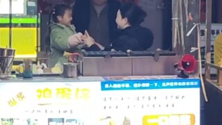 我和我老婆可以听不见，但是我们的女儿必须听得见！被这一家三口感动到了！