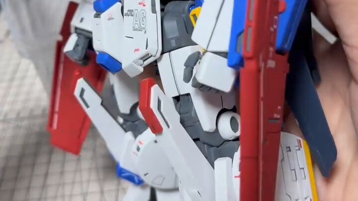 Saya menghabiskan semua uang saya untuk akhirnya memiliki dinding Gundam saya sendiri. Saya bekerja 
