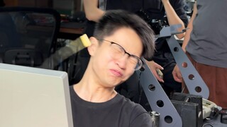 被新员工打了。