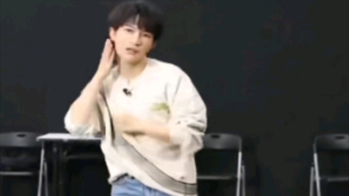 Even watching this clip again, I still can't help but be charmed by the cute mouse (I have no idea w