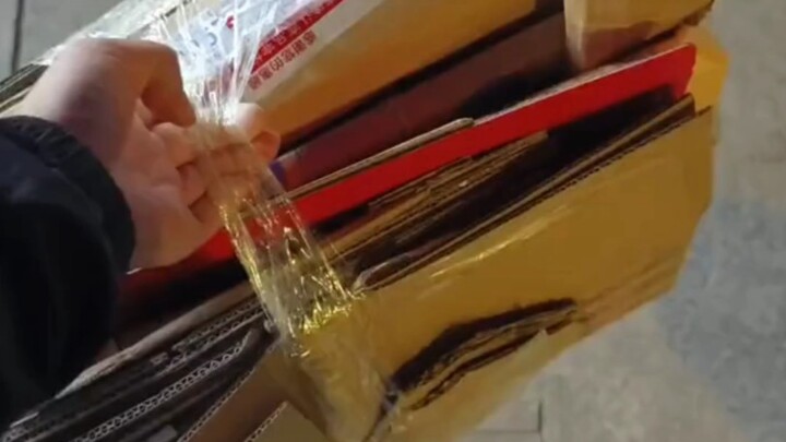 Selling a waste paper box actually made three people silent at the same time?