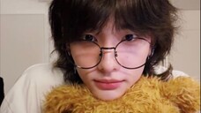 [Huang Hyunjin] "I'm not worthy. My mom praised the little bear for being cute, so I want to dress m