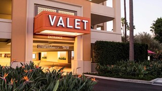 ماذا يعني "Valet"، وهو مشهد شائع في مواقف السيارات الأمريكية؟