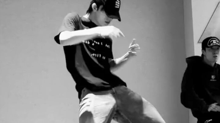Dao Ma, Dao Ma – Su Xinhao dances solo vs. dances with his teammates