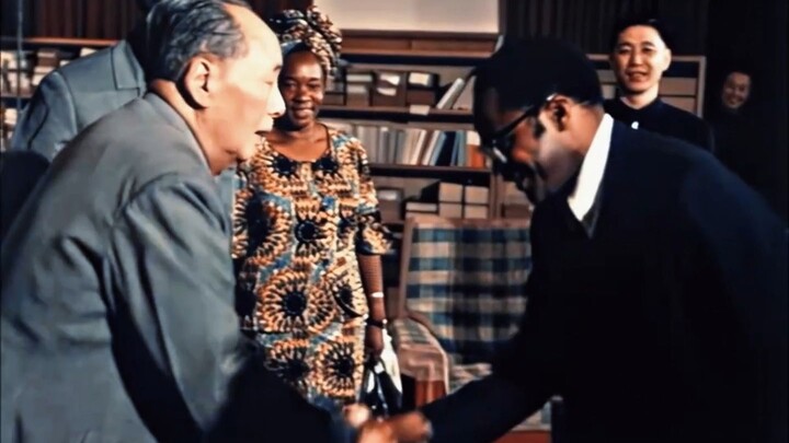 A young cadre joined the instructor in receiving a foreign guest.