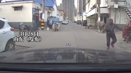 Saat berkendara, pemilik mobil dihadang oleh pelaku tabrak‑lari profesional; di sampingnya, seorang 