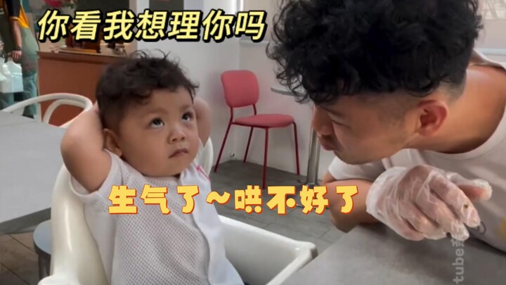 Bukan, bayi siapa yang minta ciuman malah menjulurkan lidah kecilnya 😂