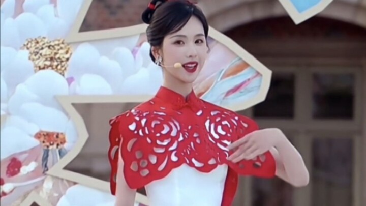 Nghe giọng của Trần Đù là tôi bật cười luôn, từ giọng nữ cường chuyển hẳn thành giọng cô gái ngọt ng