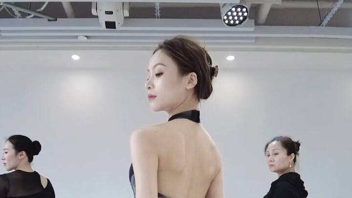 การฝึกช่วงเทศกาลไหว้พระจันทร์ "การฝึกร่างกายแบบผสมผสานการเต้นรำจีน" ต้นฉบับ: นักเต้นชั้นนำ หลี่ อี้ห