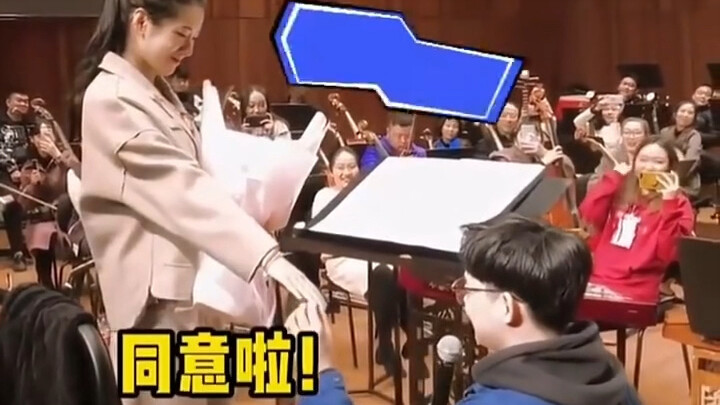 Music student proposes, classmates provide divine suona support!