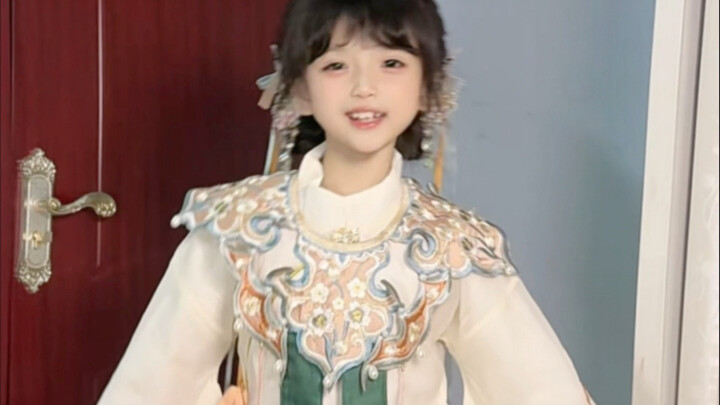 يا إلهي، من هذه السيدة الصغيرة اللطيفة جدًا! ههه