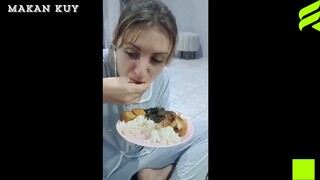 Reaksi Bule Ketika Pertama Kali Makan Nasi Sama Ikan Asin di Indonesia