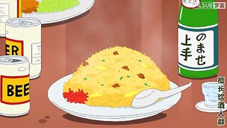 “这炒饭的色泽金黄，看起来就让人食欲大增，再加上香气扑鼻，真是让人垂涎欲滴。”