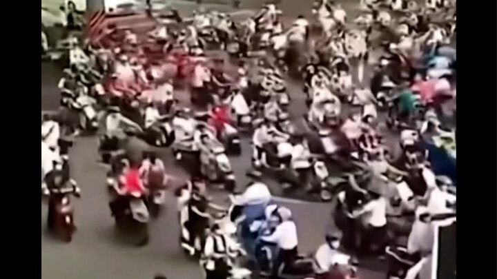 المرور مذهل، كل واحد يمشي بطريقته!