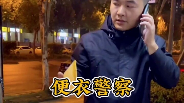 Cảnh sát mặc thường phục bày hàng bán, mua xong thì lặng lẽ rời đi, đừng làm ảnh hưởng đến hoạt động