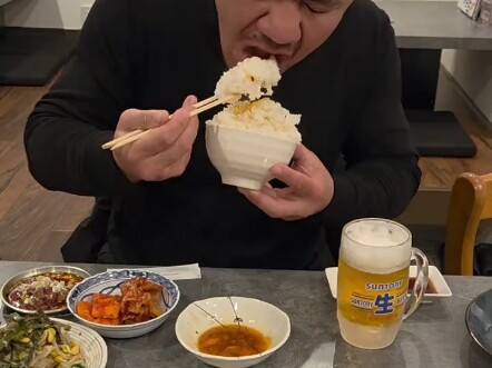 Japanese workers are here again to enjoy a luxurious barbecue.