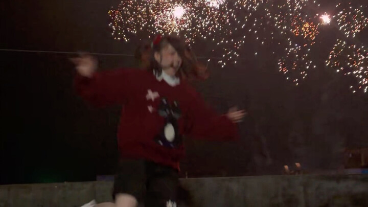 Tiba-tiba ketemu kembang api di atap gedung, langsung lompat ikut arus seperti dewa! [Semoga Tahun B