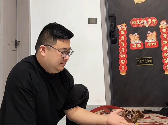 Thử thách chơi với chó dữ bằng tay không