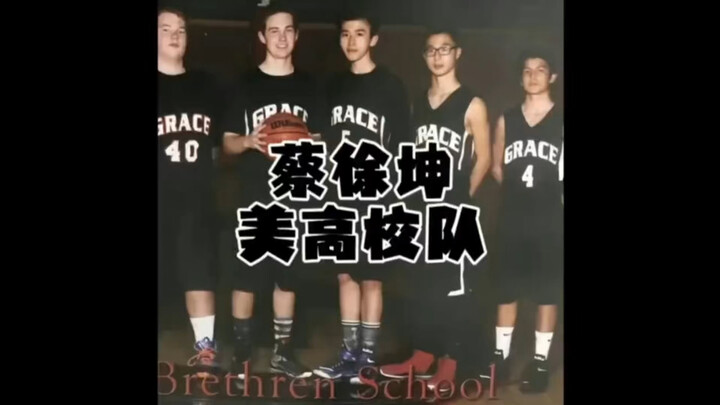 يقدّم هذا الفيديو تحليلًا جادًا ودقيقًا لهوية تساي شوكون في فريق المدرسة الأمريكية، مع التركيز على ا