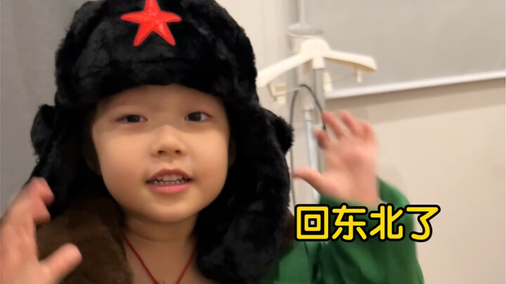 ป้าชาวไทยของฉันจะกลับไปจีนตะวันออกเฉียงเหนือกับฉัน ลูกสาวของฉันให้เสื้อแจ็คเก็ตบุฝ้ายตัวใหญ่แก่ป้า อ