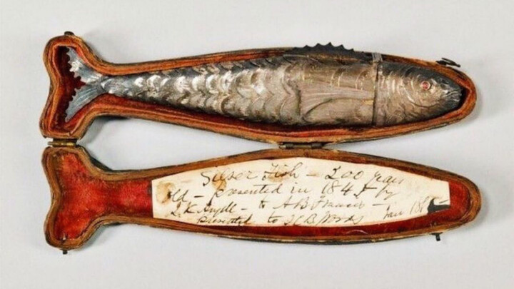 Perhiasan ikan antik yang sangat unik ini punya sendi-sendi yang bisa digerakkan—sangat lucu dan men