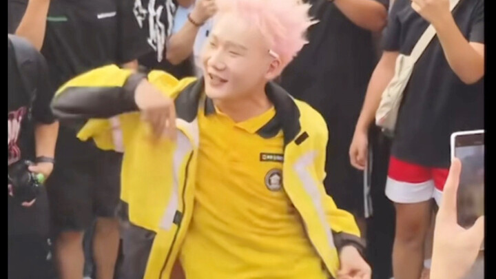 พี่เปียน นักแสดงประกอบที่ถนนกวนอิมเฉียว ฉงชิ่ง