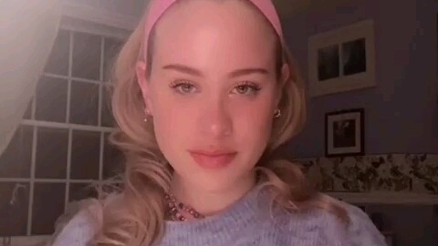 Ekspresi yang meniru karakter dari serial Amerika "Euphoria"