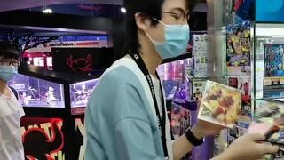 ผู้ชายคนนี้ไปที่ Anime Star City เพื่อวาดกระดาษสี Kamen Rider และได้รับกระดาษสี Magic รุ่นลิมิเต็ด อ