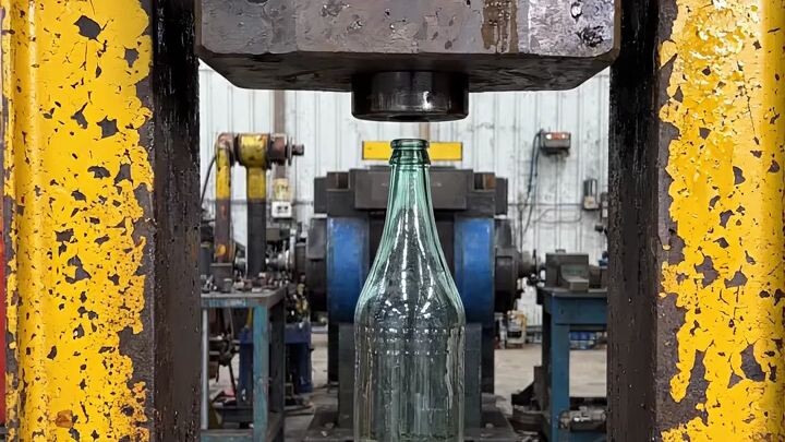 大家看，这个瓶子有多结实，连液压机都压不坏！Guys, look how strong this bottle is! Even the hydraulic press can’t break it!