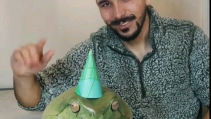 Netizens Gave This Guy a Little Frog—He Was Stunned When It Grew Up!