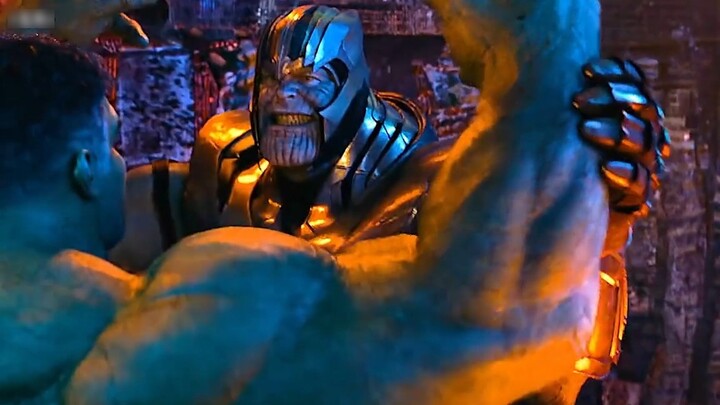 ฮัลค์ต่อสู้ด้วยพละกำลังโดยปราศจากทักษะใดๆ ต่างจากธานอสที่โจมตีด้วยมวยทหาร!