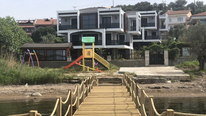 BALIKESİR AYVALIK TA SATILIK MUHTESEM VİLLA.DENİZE SIFIR.KOD:1908.HUSEYİN CALISKAN:+90-533-522-0028